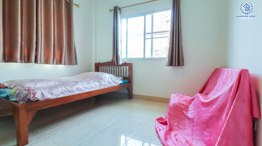 บ้านแฝดมือสองย่านนนทบุรี  ม. บางกอกการ์เด้นท์ บางใหญ่-กาญจนาฯ บนเนื้อที่ 35 ตร.ว.  ฟังก์ครบจัดเต็ม 3 ห้องนอน 3 ห้องน้ำ จอดรถ 2 คัน บ้านสวยมากพร้อมอยู่ บรรยากาศร่มรื่น สงบ  บนทำเลที่ดี เดินทางสะดวก ใกล้เซ็นทรัลเวสต์เกต และทางด่วนศรีรัช  เพียงไม่กี่นาถึงถึง รถไฟฟ้าสถานี "ตลาดบางใหญ่" พร้อมราคาสุดพิเศษ!